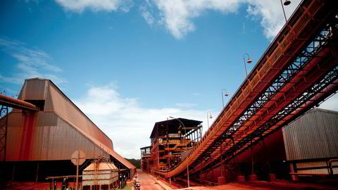 Hydros Alunorte er verdens største aluminaraffineri, som har gått for halv maskin siden 1. mars. Tirsdag opprettholdes produksjonsforbudet av en føderal domstol, ifølge føderale myndigheter.