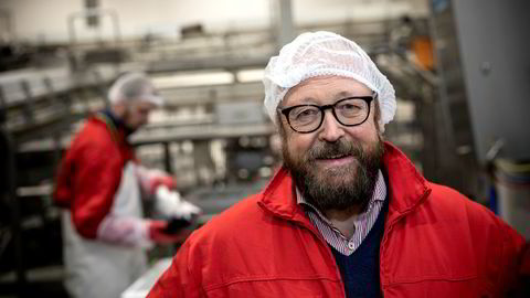 Carl-Erik Arnesen, administrerende direktør i Hav Line, retter kraftig skyts mot fiskeriminister Harald T. Nesviks forsøk på å stanse selskapet. Her fra mottaksanlegget i Hirtshals i Danmark.