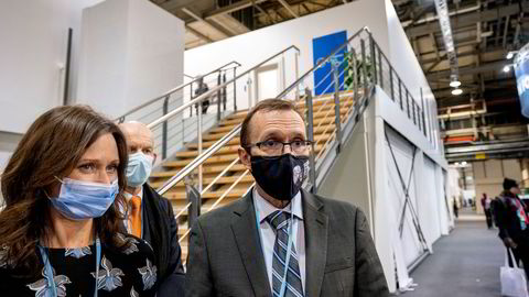 Klima- og miljøminister Espen Barth Eide står foran EUs paviljong på klimatoppmøte i Glasgow etter møtet med Frans Timmermans torsdag kveld.