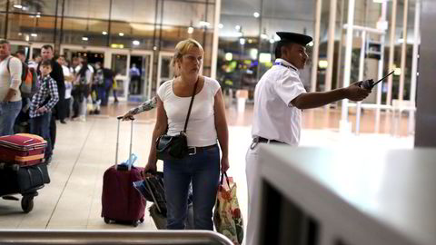 Russiske turister på flyplassen i Sharm el-Sheikh i det de er i ferd med å forlate feriestedet ved Rødehavet fredag morgen. Det er uklart om deres innsjekkede bagasje skal fraktes til Russland på et separat fly. Foto: Asmaa Waguih / Reuters / NTB scanpix