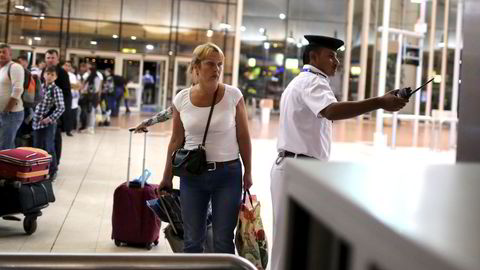 Russiske turister på flyplassen i Sharm el-Sheikh i det de er i ferd med å forlate feriestedet ved Rødehavet fredag morgen. Det er uklart om deres innsjekkede bagasje skal fraktes til Russland på et separat fly. Foto: Asmaa Waguih / Reuters / NTB scanpix