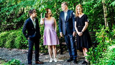 Christopher Wand (fra venstre), Karen Skjånes og Celine Gran fra Geelmuyden Kiese begynner alle å jobbe hos Jan-Erik Larsen (nummer to fra høyre) i pr-byrået Kruse Larsen når oppsigelsestiden deres har gått ut.