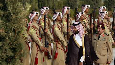 Saudi Arabias visekronsprins Muhammad bin Salman (foran) inspiserer beduinsoldater under et statsbesøk til Jordan. Foto: Muhammad Hamed/Pool Photo via AP/NTB Scanpix