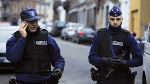 Verviers, Belgia, 16. januar 2015: Politibetjenter står vakt ved åstedet for en antiterroraksjon. Foto: AFP PHOTO / JOHN THYS