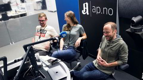 Anders Veberg (til venstre), Karoline Fossland og Andreas Bakke Foss utgjør prosjektgruppen som jobber fulltid med podkast i Aftenposten. Neste uke er de i gang med «Forklart», som daglig skal gå i dybden på én nyhetssak.