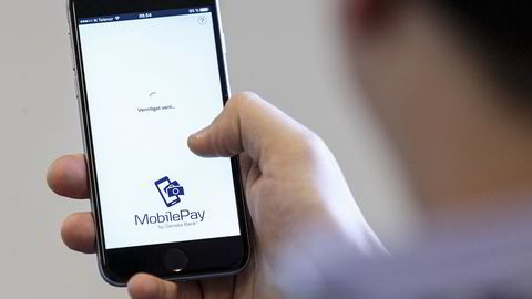Med MobilePay fra Danske bank kan du enkelt sende eller be om penger fra mobilen. 
                  Foto: Gorm Kallestad /