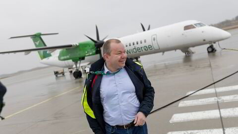 Widerøe-sjef Tore Jenssen pendler ukentlig fra Oslo til hovedkontoret i Bodø. På Bodø lufthavn får harstadværingen kjenne på en sur vind rett fra Vestfjorden.