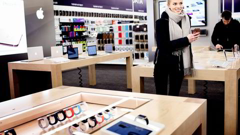 Madeleine Hovde Østli ønsker seg en Apple 6s til jul, og er klar for å betale deler av prisen selv. 
                  Begge foto: Fredrik Solstad