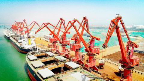 Kina fikk en økonomisk vekst helt i tråd med ledelsens ønsker i første kvartal, men eksporten falt i mars og en mulig opptrapping i handelskonflikten med USA kan ramme hardt. Her fra havnen i Lianyungang ved Kinas kyst mot Gulehavet.
