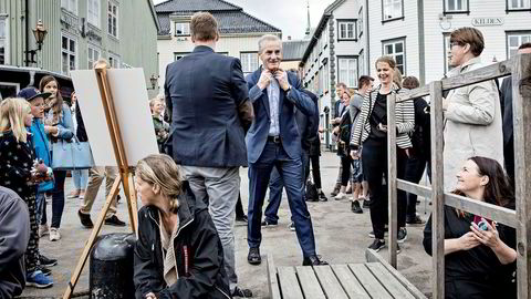 Arbeiderparti-leder Jonas Gahr Støre ordnet med skjorten på vei om bord i mediebåten i Pollen i Arendal der han skulle duellere med statsminister Erna Solberg.