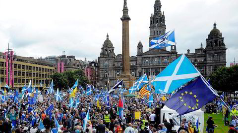 47 prosent av det skotske folket er for en løsrivelse fra Storbritannia, ifølge en julimåling fra YouGov. Her marsjerer de for løsrivelse ved George Square i Glasgow i Skottland forrige lørdag. Foto: Andy Buchanan/AFP/NTB Scanpix