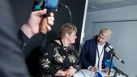 TV 2-sjef Olav Sandnes og kulturminister Trine Skei Grande undertegnet avtalen som gir tv-selskapet inntil 135 millioner kroner i statsstøtte hvert år i fem år fremover.