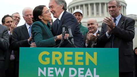Senator Ed Markey omfavner representant Alexandria Ocasio-Cortez på en pressekonferanse foran Capitol Hill i forbindelse med fremleggelsen av Demokratenes klimaplan Green New Deal.