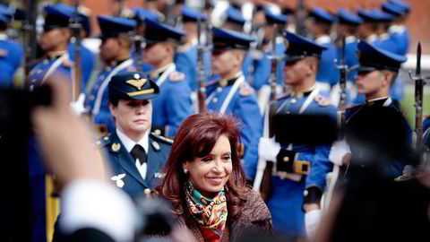 NYTT KNEP. Argentinas president Cristina Fernández de Kirchner forsøker å løse gjeldskrisen ved å legge gjelden inn under lokalt lovverk. Hun risikerer med dette å skremme bort de siste som måtte være villige til å låne landet penger. Foto: Jorge Adorno, Reuters/NTB Scanpix