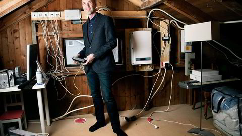 Kristofer Anker (48) gleder seg til å bytte ut Get-kabelen med fiberlinje fra Telenor i tomannsboligen på Vækerø i Oslo. Foto: Elin Høyland