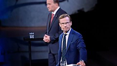 Moderaternas partileder Ulf Kristersson (foran) har tatt initiativ til samtaler med statsminister Stefan Löfven, som inntil videre leder en overggansregjering. Her fra en valgdebatt i sommer.