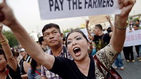 PRIORITERES. Antikuppdemonstranter protesterte i Bangkok igår ettermiddag før portforbudet trådte i kraft. Militærjuntaen har beordret at utbetalinger til risbønder skal prioriteres.
                  Foto: Christophe Archambault, Afp/NTB Scanpix
