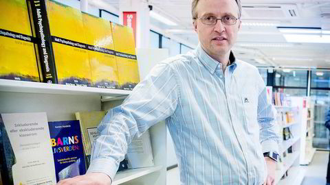 Arnstein Bjørke er bokhandleren i Forlagshuset Vigmostad & Bjørke, som blant annet overtok Akademikabutikken på Blinderen for to år siden. Foto: Gunnar Blöndal