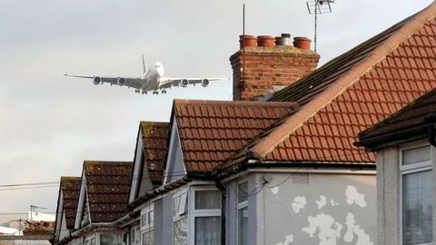 En Airbus A380-800 fra Singapore Airlines flyr over hus i Waye Avenue på vei til å lande på Heathrow flyplass.