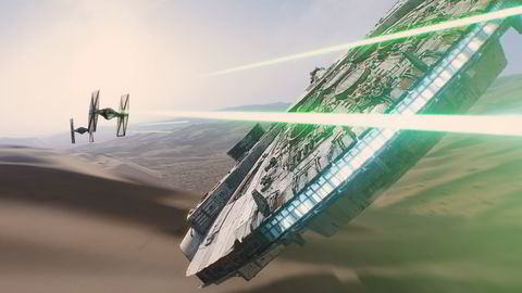 Publikum i salen klapper når Han Solos gamle romskip «The Millennium Falcon» dukker opp på skjermen første gang. Den nye Star Wars-filmen hadde norsk premiere onsdag. Foto: Lucasfilm Ltd. & TM