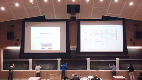 Den årlige konkurransen i integralregning på MIT er inspirert av «Spelling Bee», der elever konkurrerer om å stave vanskelige ord. Foto: Trond Ikdahl Andersen