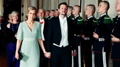 Innlegget som ble slettet var skrevet av nåværende utviklingsminister Dag-Inge Ulstein og kona Ingjerd Mella Ulstein. Her er de på gallamiddag på slottet.