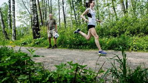 Knut Kvalheim er blant Norges mestvinnende friidrettsutøvere og trener i Idrettsklubben Tjalve. Her instruerer han Ingvild Vedde i korrekt nedtråkk i nedoverbakkeløping. Foto: Fredrik Bjerknes
