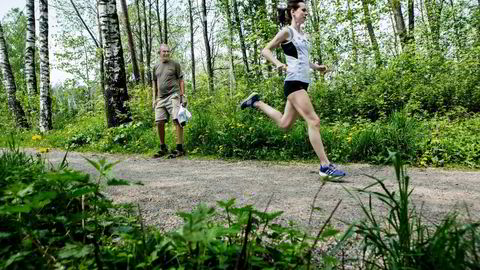 Knut Kvalheim er blant Norges mestvinnende friidrettsutøvere og trener i Idrettsklubben Tjalve. Her instruerer han Ingvild Vedde i korrekt nedtråkk i nedoverbakkeløping. Foto: Fredrik Bjerknes