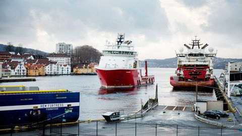 17 offshore serviceskipsrederier nedskrev ifjor flåteverdiene med tilsammen 9,6 milliarder kroner. Her fra Vågen i Bergen, der skip som konkurrerer om jobber i spotmarkedet venter på nye oppdrag. Foto: