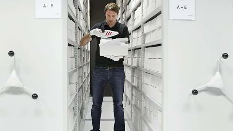 Objektifisert. Adidas-arkivar Martin Gebhardt viser frem et av objektene i den tyske sportsgigantens kjøle- og fuktighetsregulerte kjeller i Herzogenaurach i Sør-Tyskland. Adidas har begynt å behandle joggesko som kunstobjekter, og er ikke alene om å gjøre det, heller