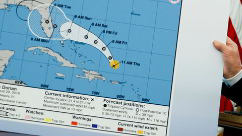 President Donald Trump med kartet der det ser ut som noen har inkludert Alabama i faresonen for å bli truffet av orkanen Dorian.