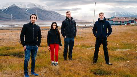 Jhon Eirik Lien (fra venstre), Aztrid Novillo, Øystein Grasdal og Simen Sørensen studerer alle på Svalbard. Svalbard er blitt et populært sted å studere for kortere eller lengre perioder.