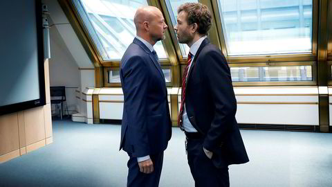 Norges Bank Investment Management (NBIM) får kritikk for sine investeringer i cannabis-aksjer. Her snakker NBIM-sjef Yngve Slyngstad (til venstre) med sin kommunikasjonssjef Thomas Sevang.