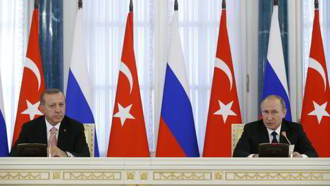 St. Petersburg, 09.08.16: Tyrkias presiden Recep Tayyip Erdogan (t.v.) og Russlands president Vladimir Putin under en pressekonferanse i St. Petersburg. Foto: NTB Scanpix/ AP/Alexander Zemlianichenko