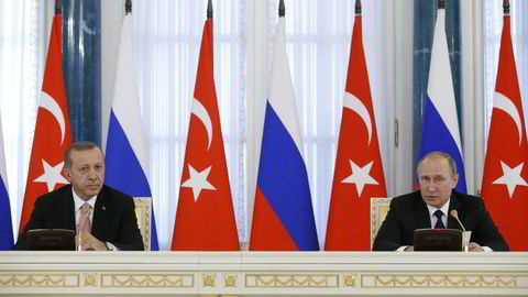 Tyrkias presiden Recep Tayyip Erdogan (t.v.) og Russlands president Vladimir Putin under en tidligere pressekonferanse i St. Petersburg. Foto: NTB Scanpix/ AP/Alexander Zemlianichenko