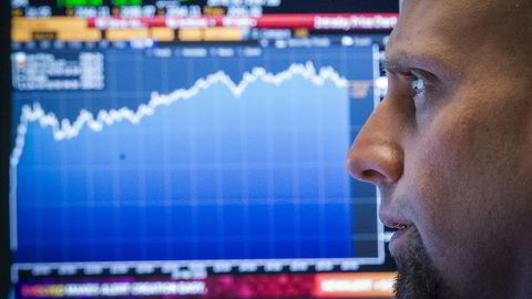 En trader ser konsentrert på skjermen sin på New York Stock Exchange. FOTO: