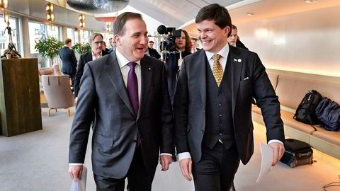 Sveriges statsminister Stefan Löfven (til venstre) får trolig fortsette i jobben. Her er han på vei inn i Riksdagens pressesenter onsdag sammen med Riksdagens talsmann Andreas Norlén.