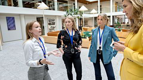 I sommer har finansstudentene fra venstre Astrid Slettan (25), Kathrine Neteland (24) og Hannah Slagsvold (23) hatt sommerjobb hos Nordea Markets. Her står de sammen med sjefanalytiker Thina Saltvedt, som etterlyser flere unge kvinner i bransjen.