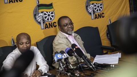 Generlasekretæren i ANC, Gwede Mantashe (t.h.) under en pressekonferanse. mantashe anklager USA for å destabilisere landet og forsøke å presse frem en regimeendring. Foto: AFP PHOTO / GIANLUIGI GUERCIA