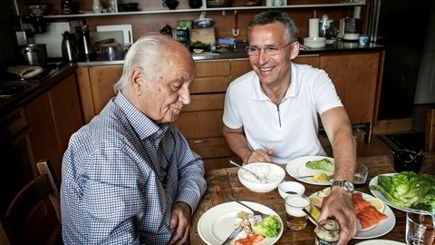 Jens Stoltenberg spiller ofte inn videoer på kjøkkenet til sin far, Thorvald Stoltenberg. Facebook-innlegget der far og sønn lager sildesalat har hatt rundt 250.000 visninger hittil.