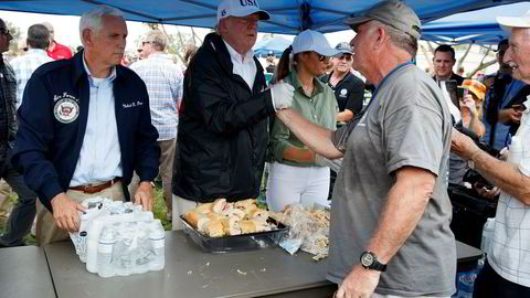 Donald Trump delte ut mat sammen med kona Melania og visepresident Mike Pence i Naples i Florida torsdag.