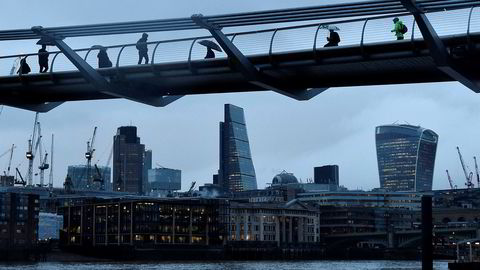 Flere melder at det vil være mange færre ansatte i de store bankene i finansdistriktet i London om noen år. Her er Millennium-broen i januar 2016.