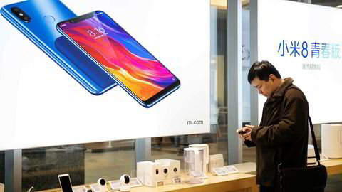 Xiaomi øker salget av smarttelefoner, men investorer er i tvil om selskapets ambisjoner om å bli Kinas svar på Apple lar seg gjennomføre. Aksjekursen er mer enn halvert på seks måneder.