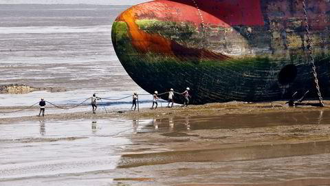 469 av 768 skip ble i 2015 hugget på strendene i India, Pakistan og Bangladesh. Her fortøyer arbeidere i India et skip som skal hugges. Foto: Amit Dave, Reuters/NTB Scanpix