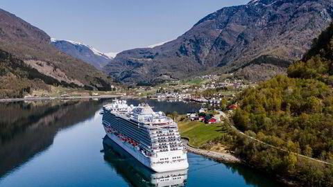 Nå blir det turistskatt både for cruise- og overnattingsgjester i kommuner med stort turisttrykk. Her cruiseskipet Sky Princess til havn i Skjolden.
