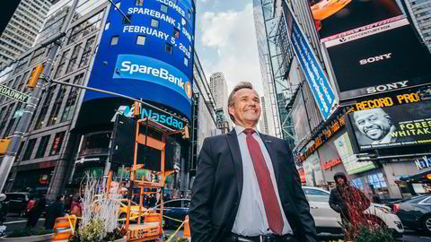 – Vi er ikke lenger en landsens bank, sier konsernsjef Finn Haugan i Sparebank 1 SMN. Fredag ble SMN formelt medlem av Nasdaqs råvarebørs, noe som ble markert på Times Square. Foto: Johannes Worsøe Berg