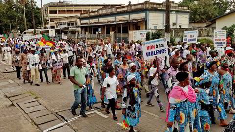 Konflikten mellom de fransk- og engelsktalende regionene i Kamerun har gått på både helsen og nettforbindelsen løs. Her viser demonstranter sin misnøye i byen Douala i fjor.