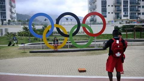 Brasil er i krise samtidig med at landet skal arrangere Olympiske leker. På bildet ser vi idrettsutøvere ved de olympiske ringene i deltagerlandsbyen i Rio tirsdag denne uken. Foto: Timo Jaakonaho/Lehtikuva/