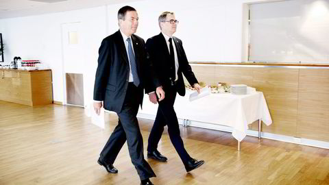 Toppsjef Svein Richard Brandtzæg (til høyre) og styreleder Dag Mejdell satte mandag av fem minutter til å svare på spørsmål knyttet til Hydros 20 år lange Tadsjikistan-engasjement. Foto: Elin Høyland