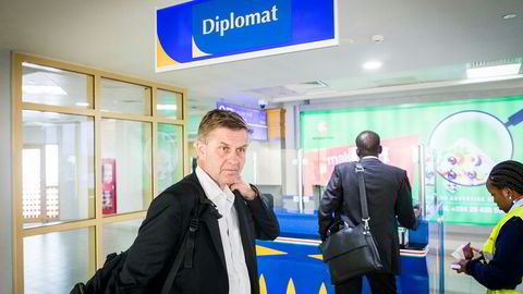 Erik Solheim har fått kritikk for reisevirksomheten og pengebruk. Her får han hjelp av en «fikser» (t.h.) til å passere passkontrollens diplomatskranke på flyplassen i Nairobi i oktober.